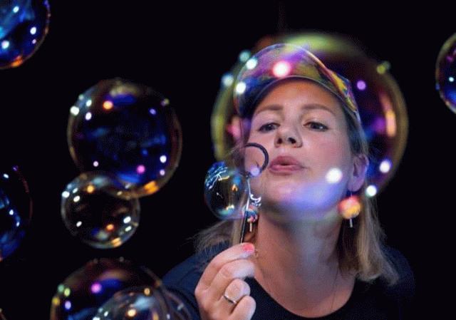 Søndagsbarn: Bobleshow i regnbuefarger
